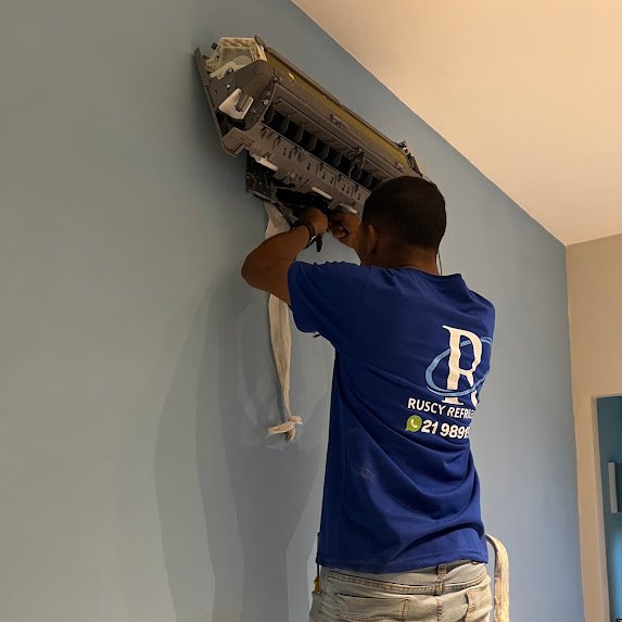 Técnico da Ruscy Refrigeração fazendo manutenção em ar-condicionado split